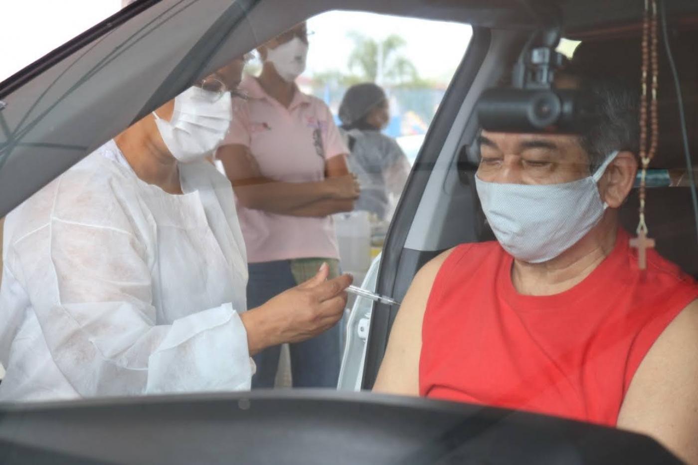 homem é vacinado dentro de carro. #paratodosverem