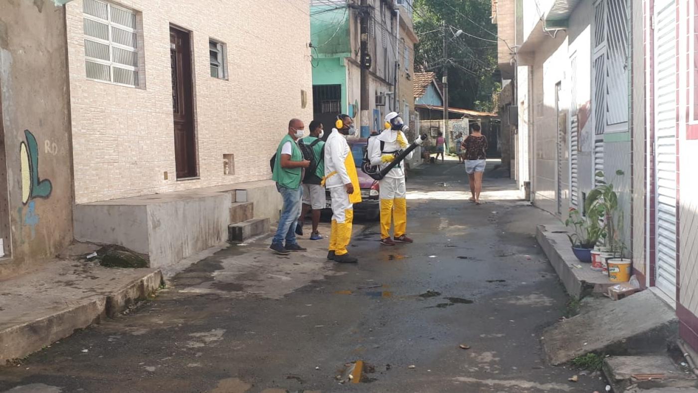 agentes nebulizam com roupas de proteção em rua #paratodosverem 