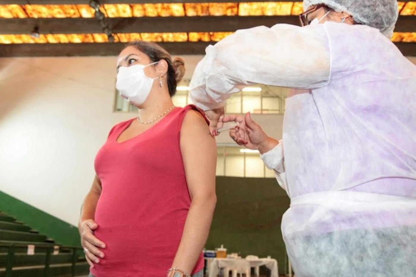 grávida é vacinada no braço #paratodosverem 