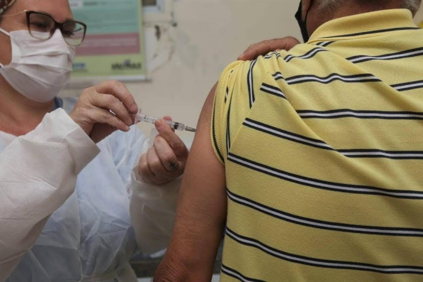 enfermeira vacina homem no braço #paratodosverem 