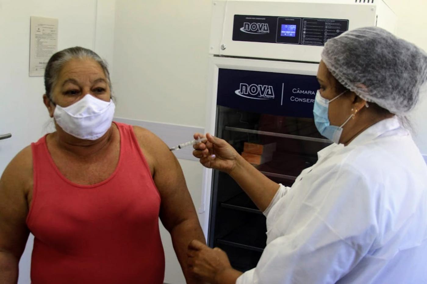 Enfermeira aplica vacina do braço de mulher. #patatodosverem