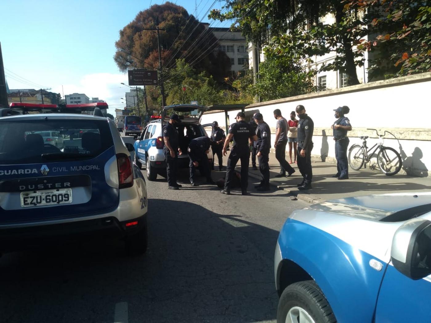 Viaturas da guarda, vários policiais cercando um ladrão. #paratodosverem