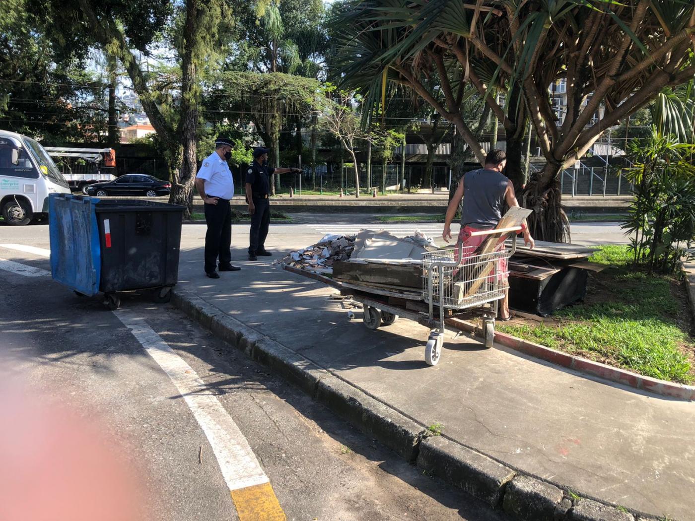 Guardas abordam rapaz que jogou resíduos de forma irregular em praça. #paratodosverem