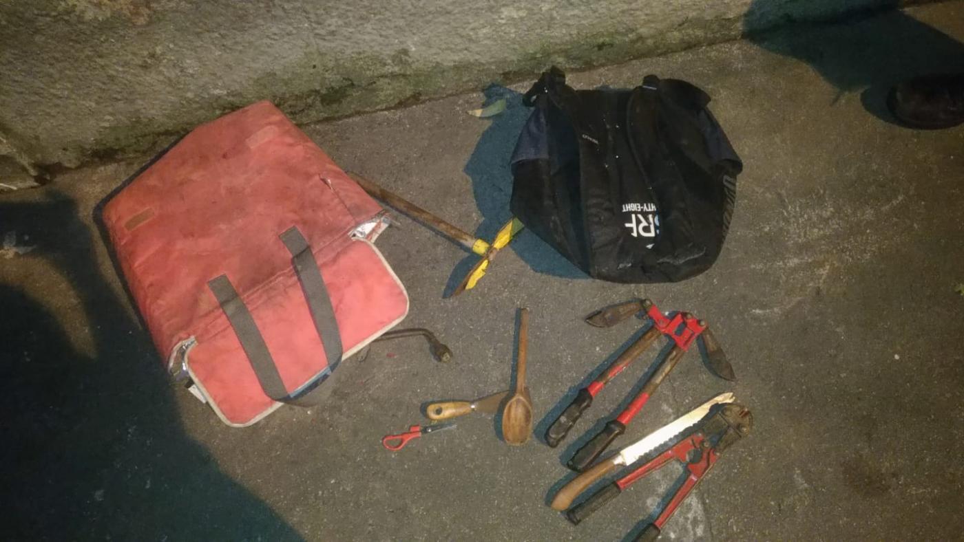 Mochila com ferramentas utilizadas no roubo #paratodosverem