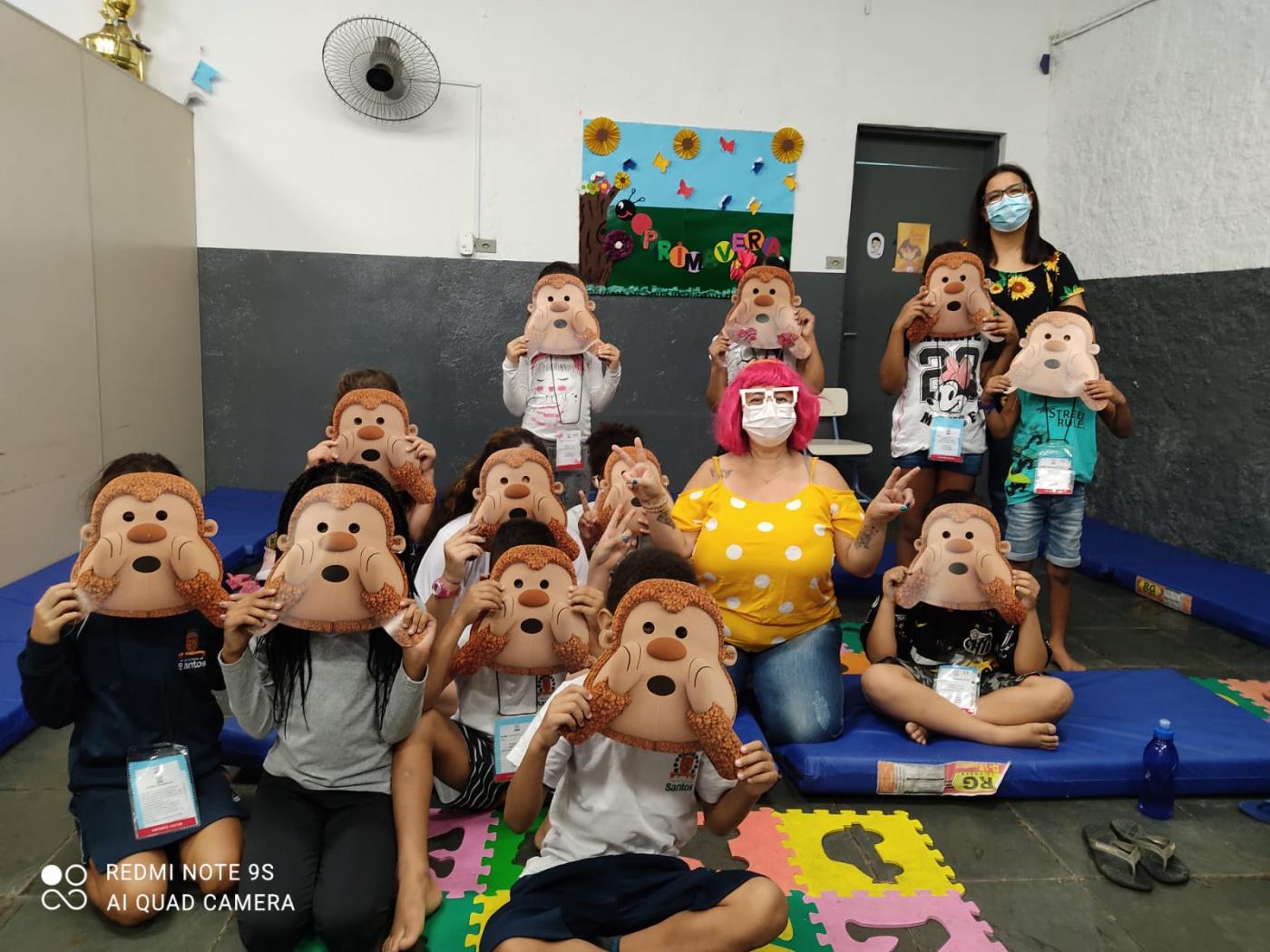 Crianças e professores na sala com máscaras #paratodosverem