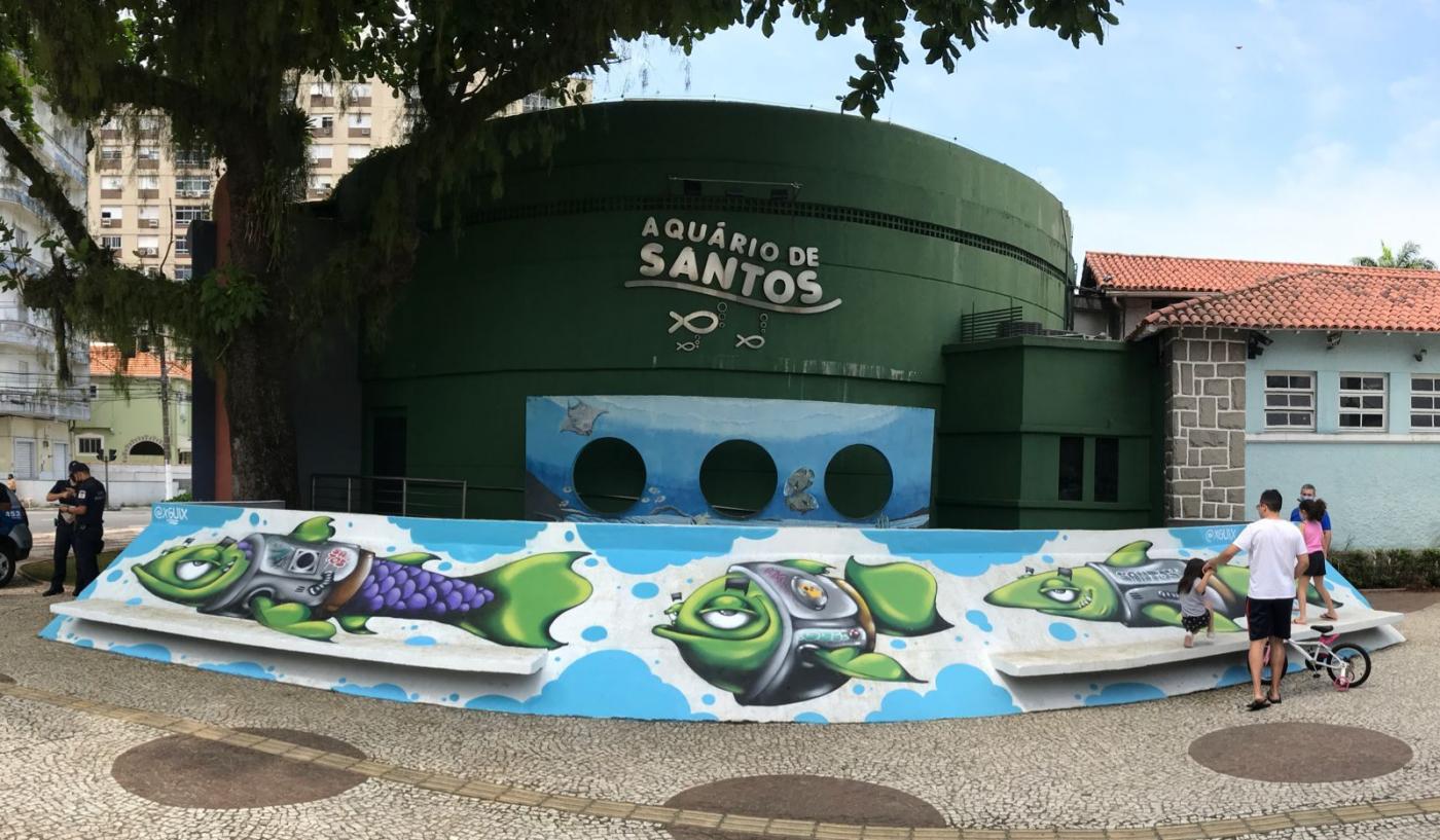 Arquibancada na entrada do Aquário com grafite de peixe #paratodosverem