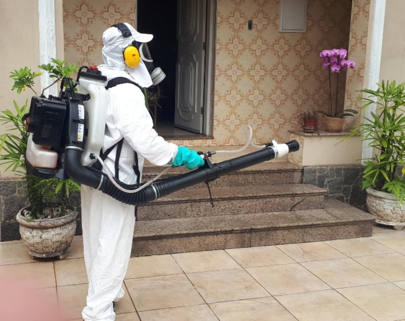 Homem realiza nebulização na frente de residência #paratodosverem