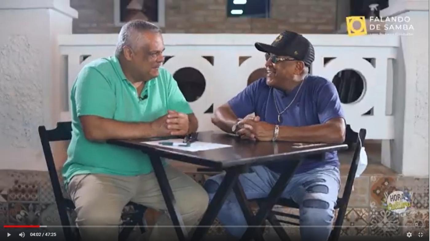 rubens e joãozinho conversando sentados em uma mesa #paratodosverem