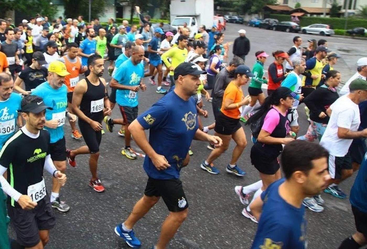 pessoas correndo em via #paratodosverem