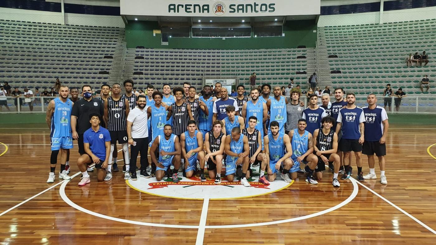 jogadores dos dois times posam para foto na arena #paratodosverem