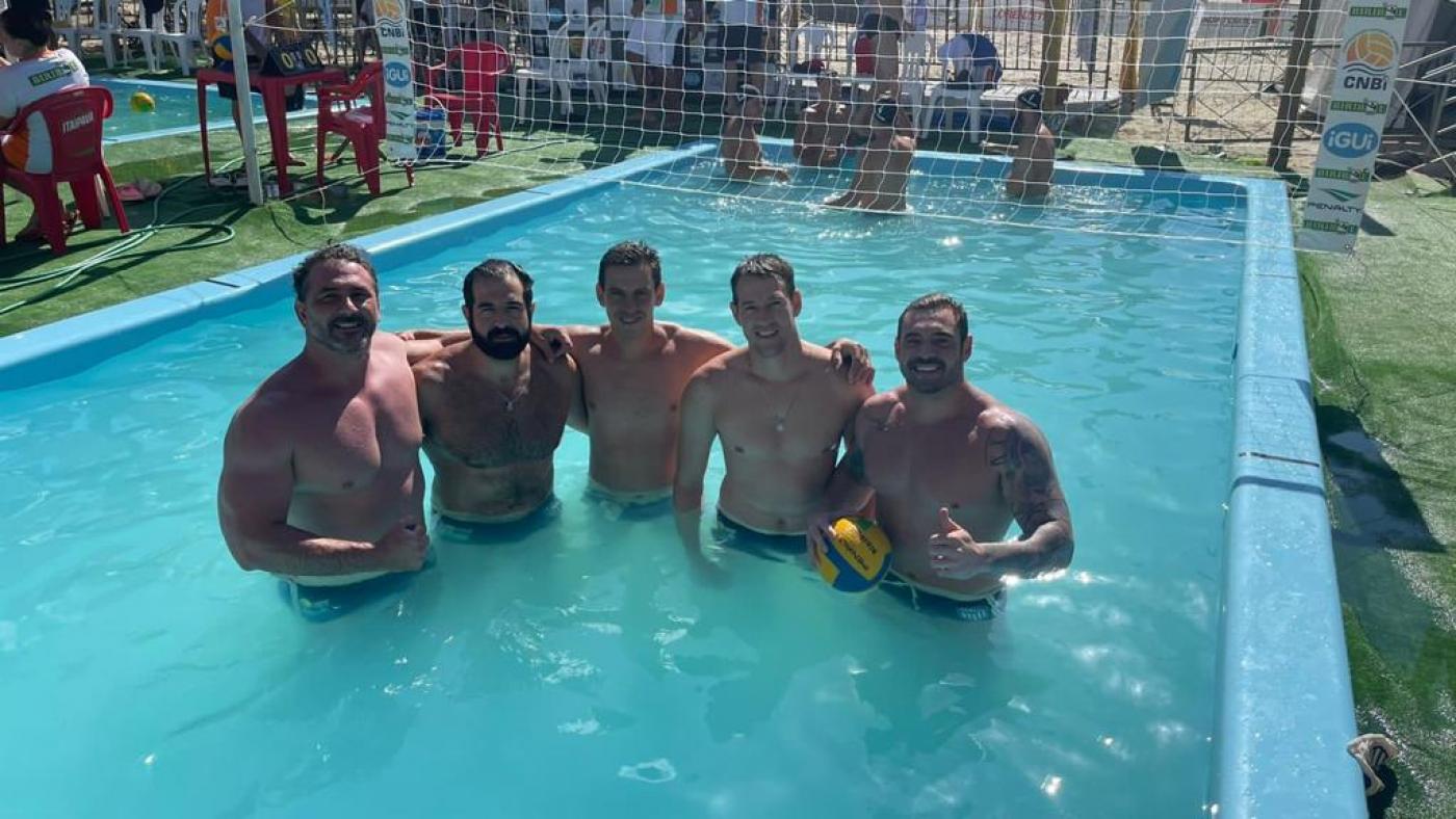 atletas de biribol posam para foto na piscina #paratodosverem