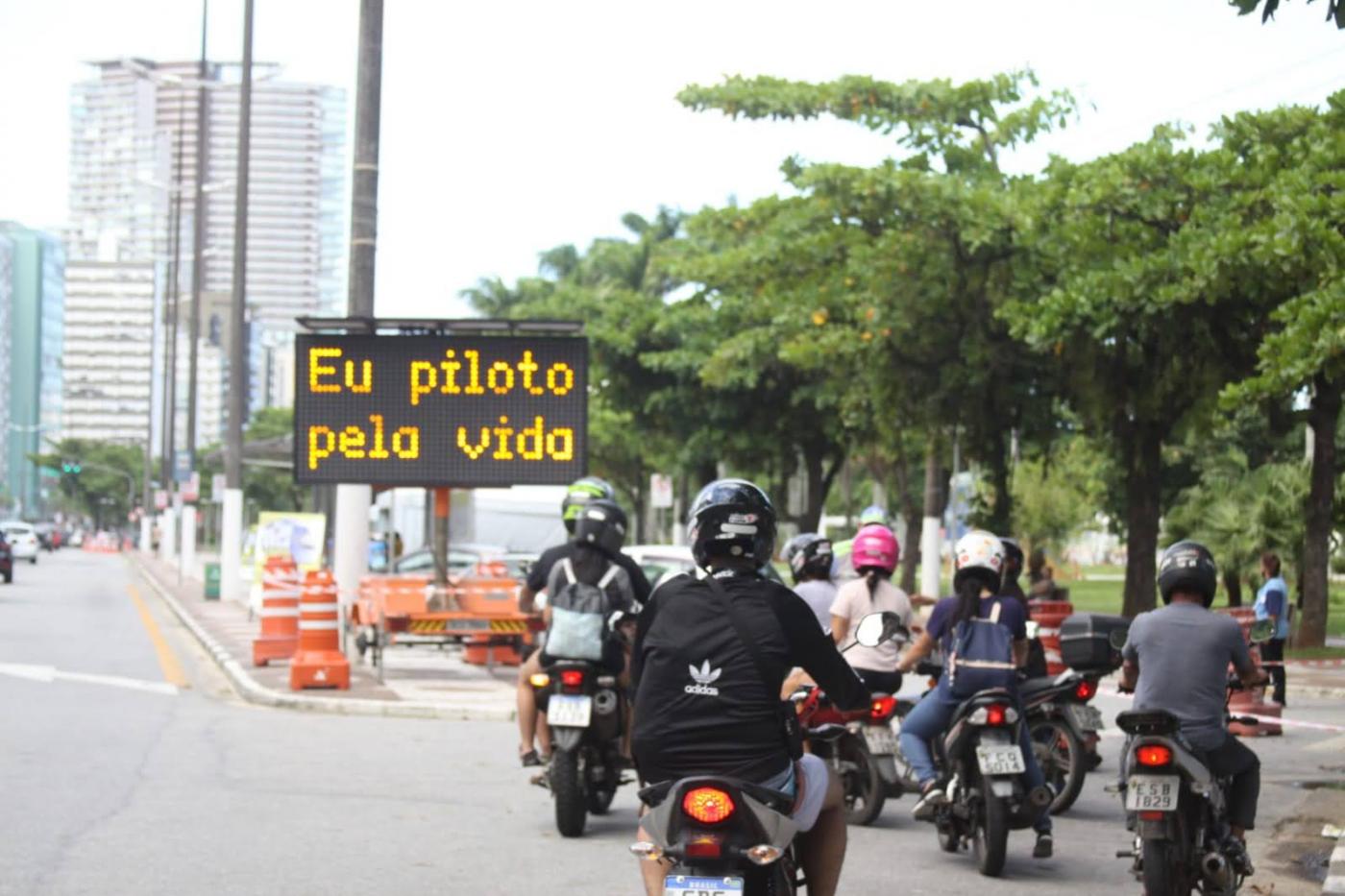 Iniciativa, realizada no José Menino, é feita em parceira com a Polícia Militar e abordou 115 motociclistas no primeiro dia - Fotos: Carlos Nogueira