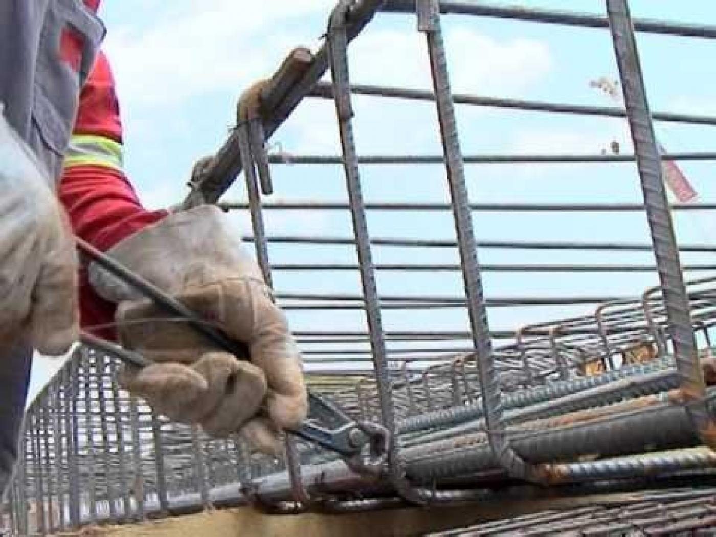 mão usando luva mexendo em peça de ferro #paratodosverem