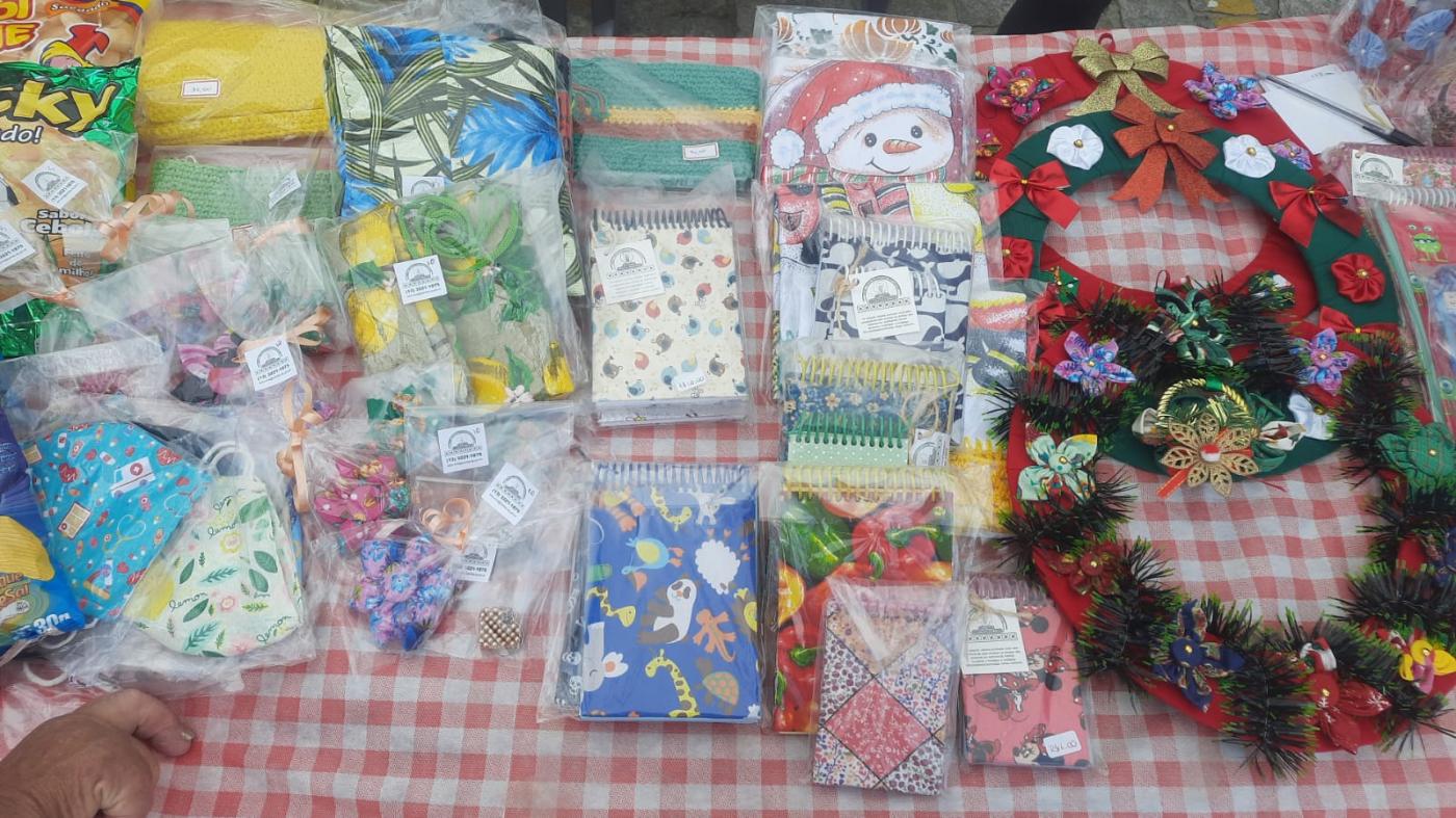 artesanatos em cima da mesa #paratodosverem