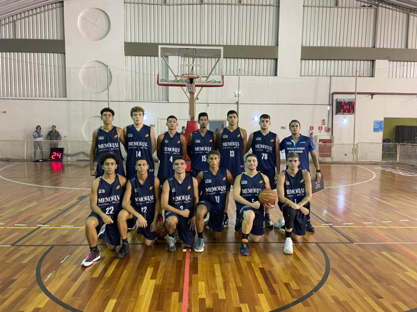 equipe de basquete posa para foto na quadra #paratodosverem