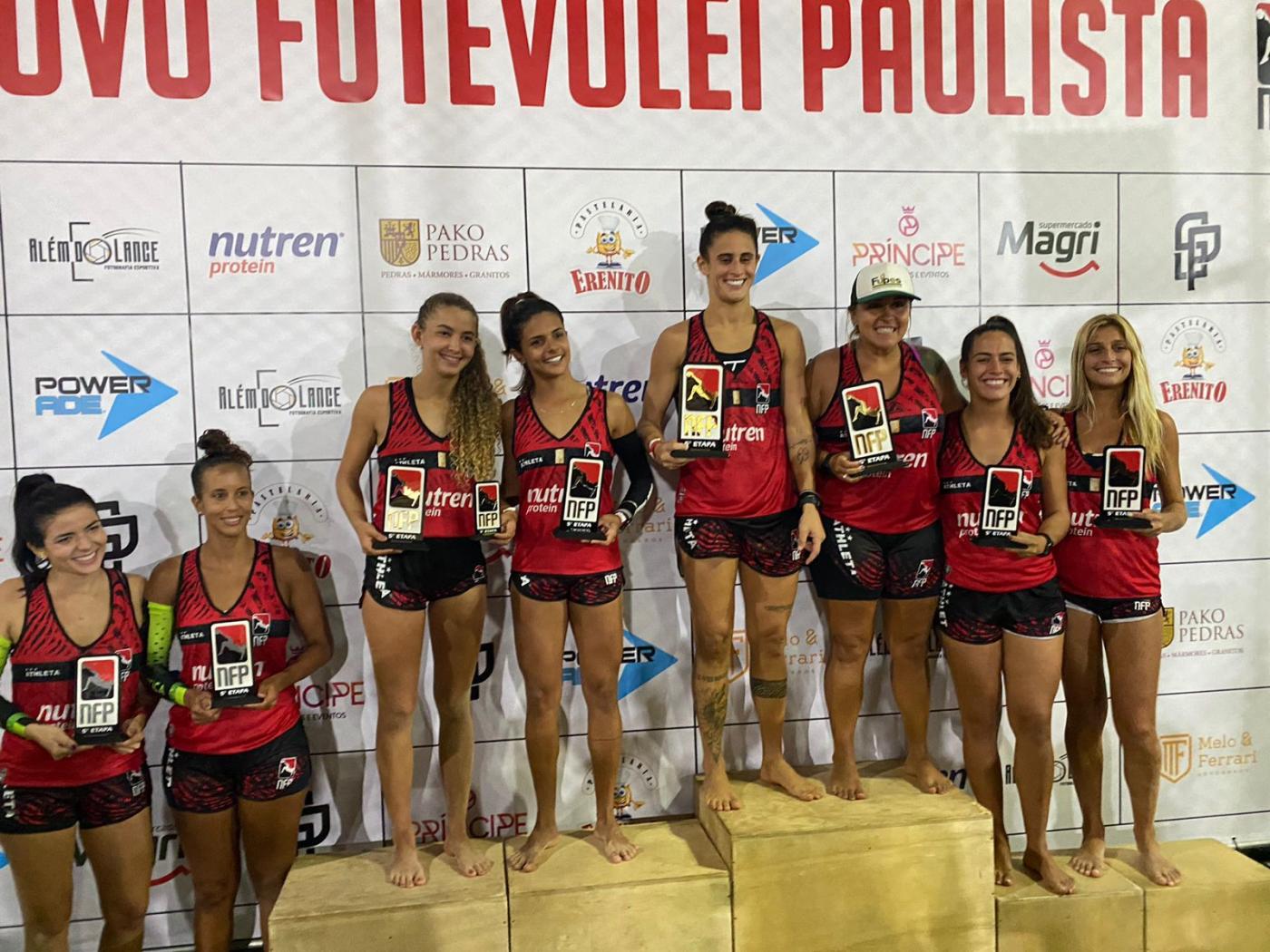 atletas no pódio seguram troféus #paratodosverem