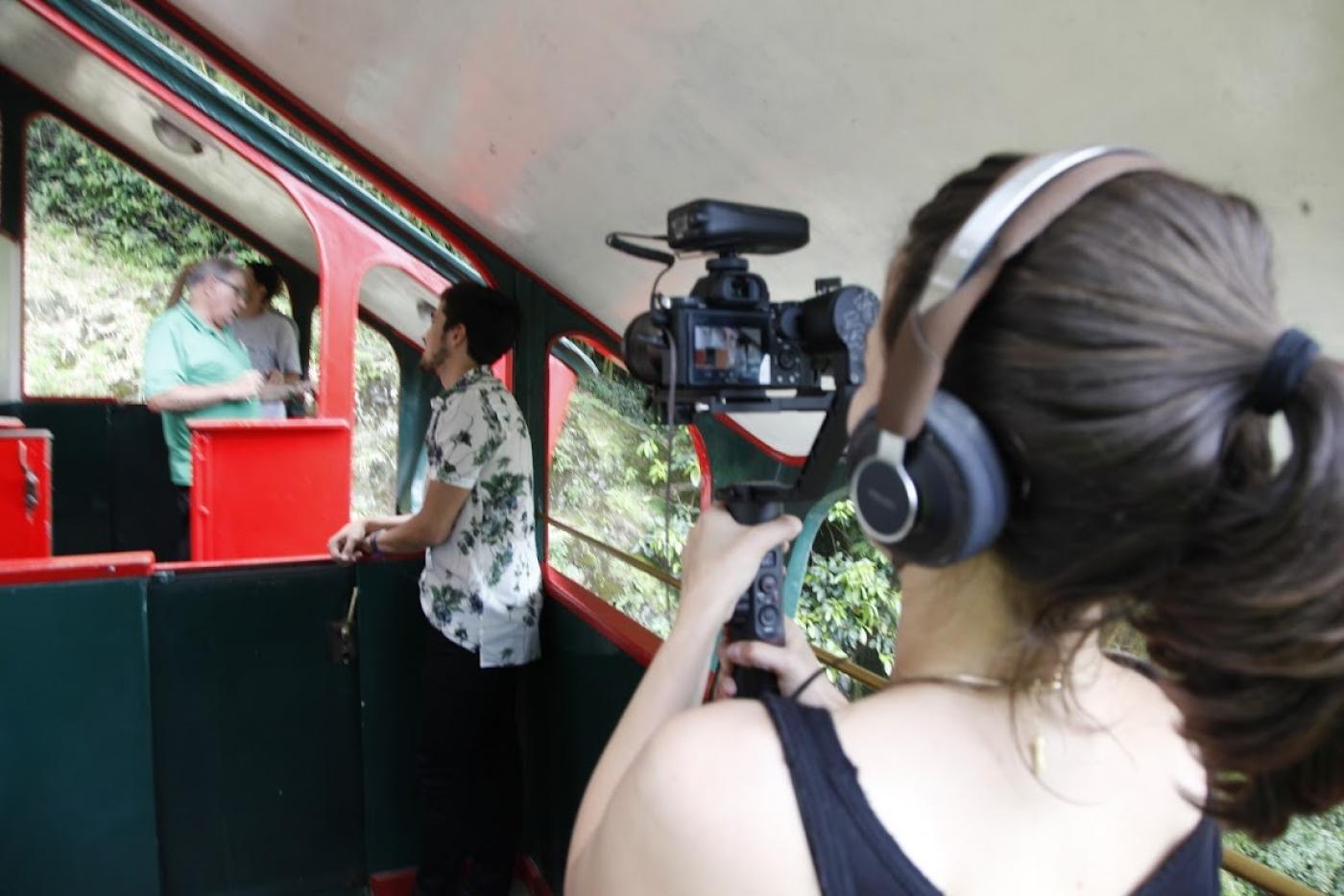 jovem filma pessoas dentro de bonde #paratodosverem