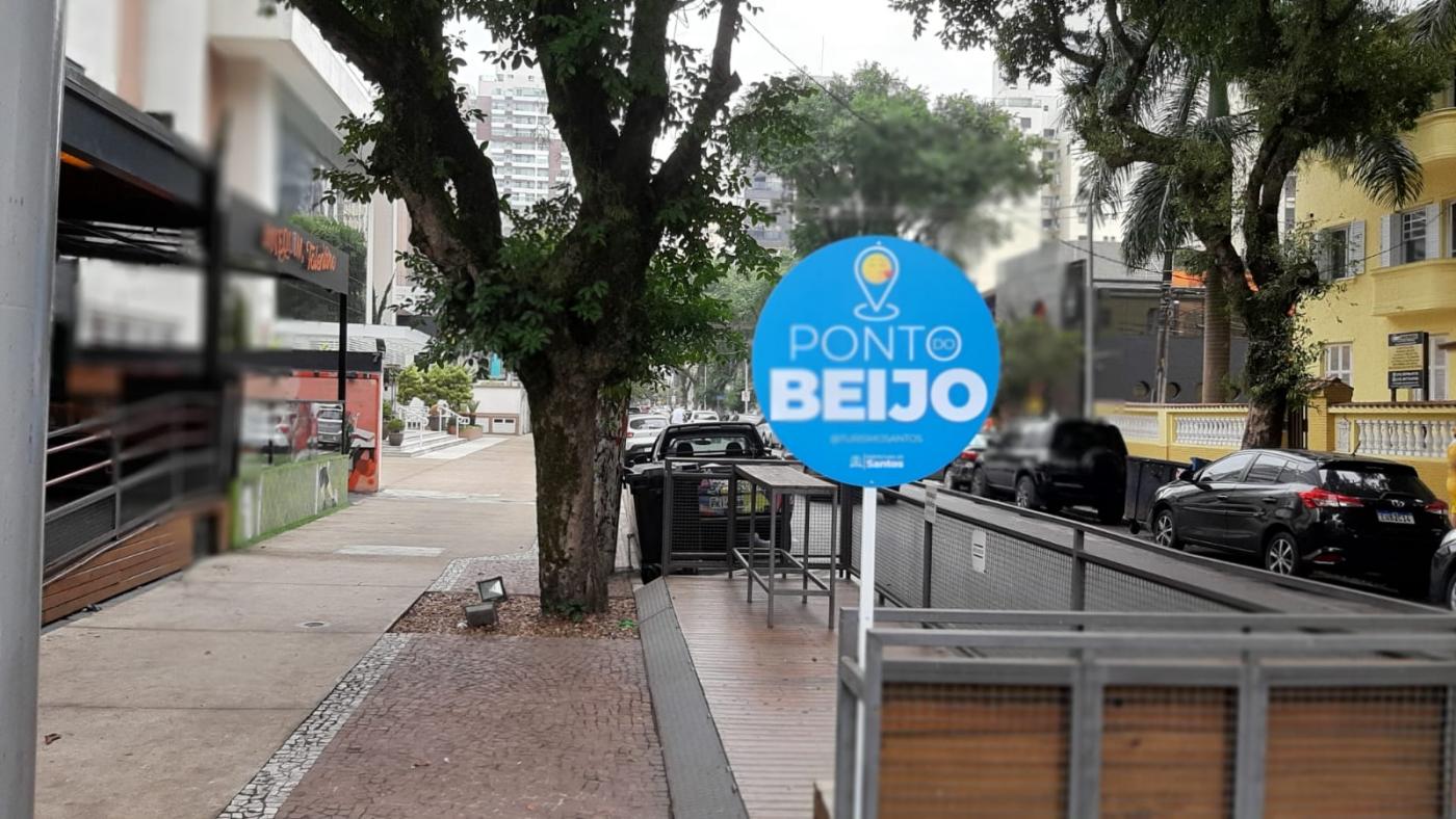 placa escrito ponto do beijo em deck ao lado de calçada #paratodosverem