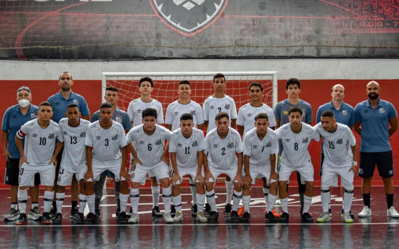 atletas posam para foto com uniforme na quadra #paratodosverem