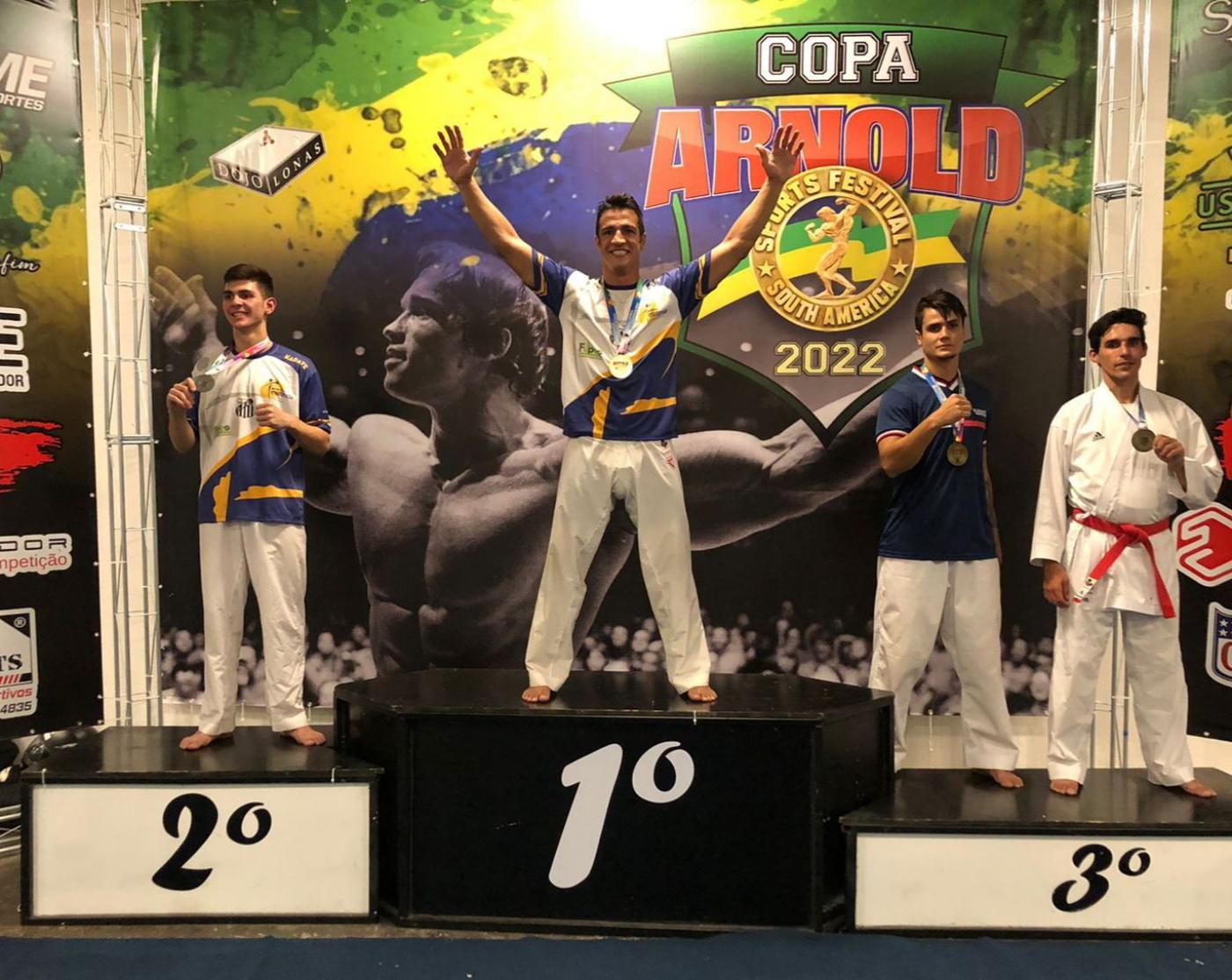 atletas no pódio com medalhas #paratodosverem