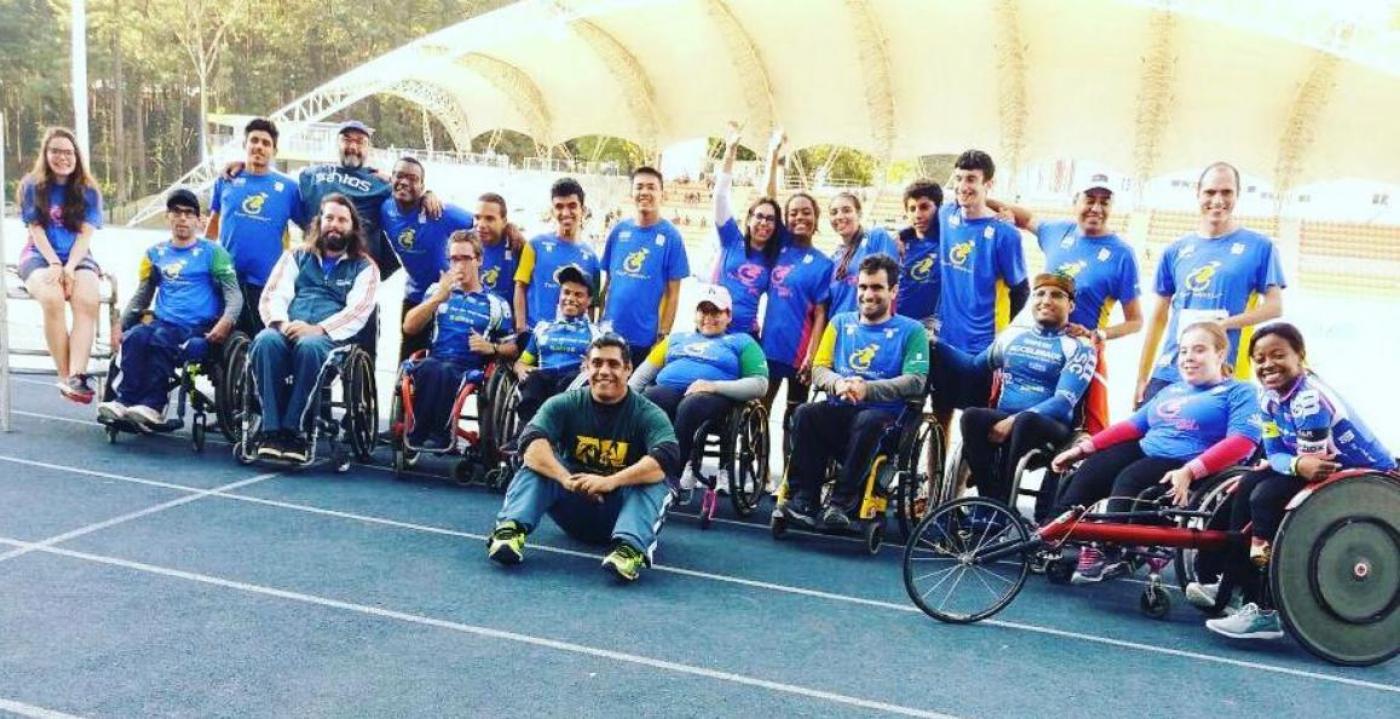 atletas em cadeiras de rodas posam para foto em pista #paratodosverem