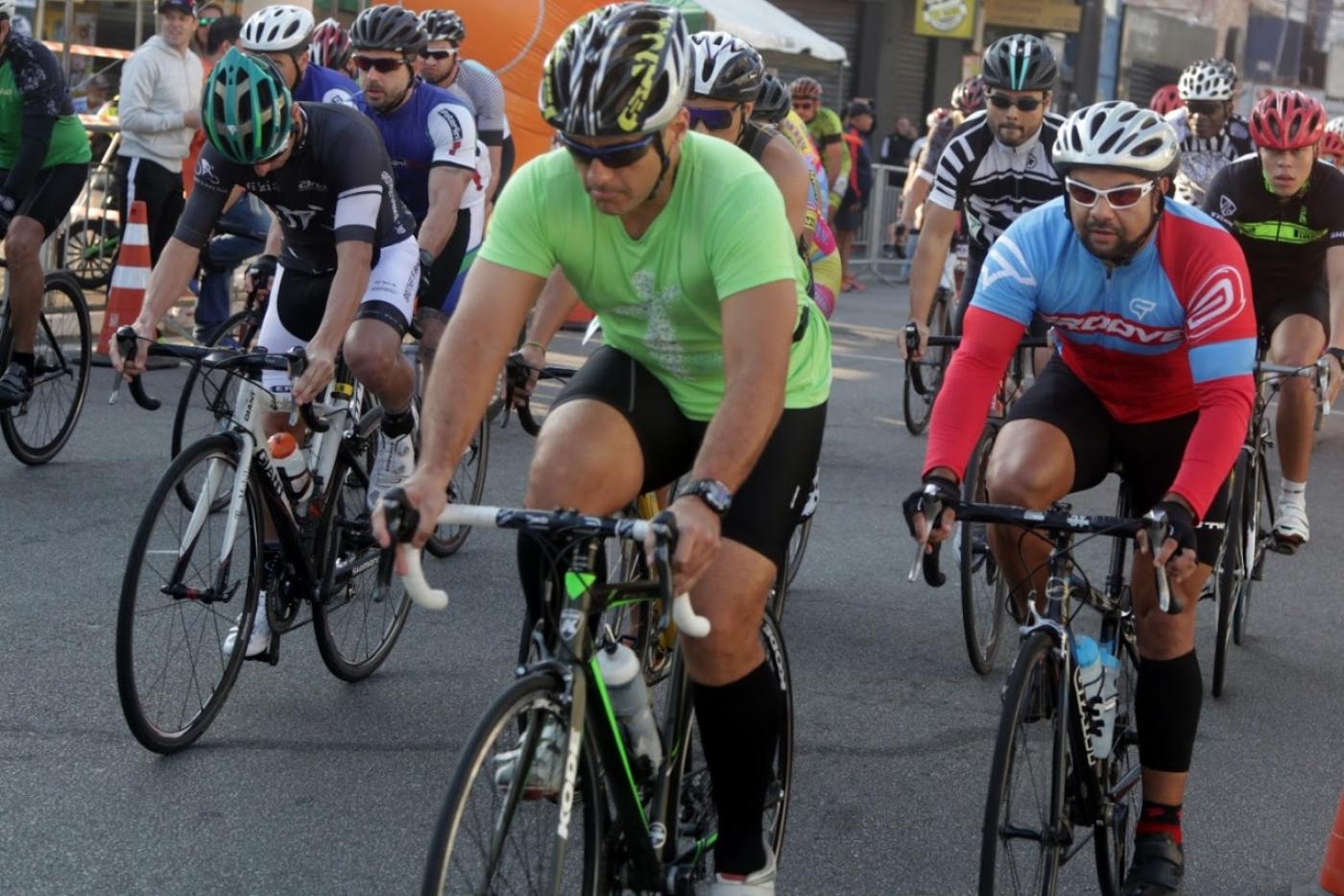 vários ciclistas participando de prova #paratodosverem