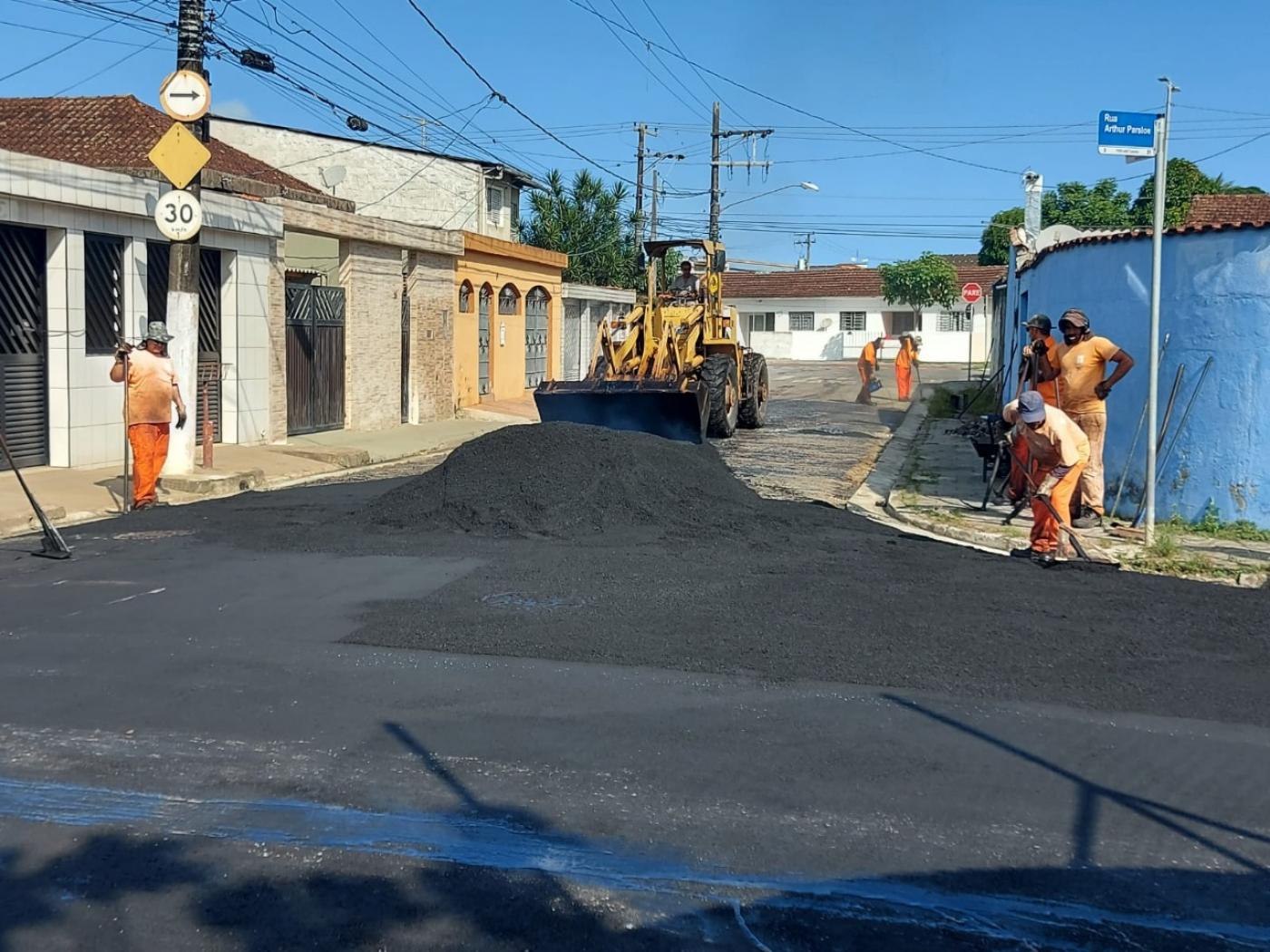 trator e funcionários trabalham em pavimentação da via #paratodosverem