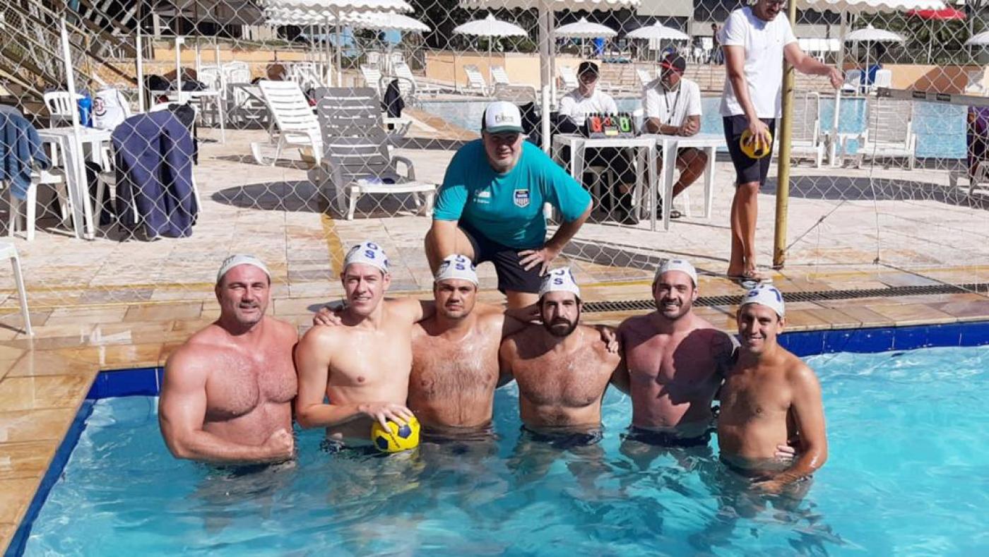 atletas posam para foto em piscina #paratodosverem