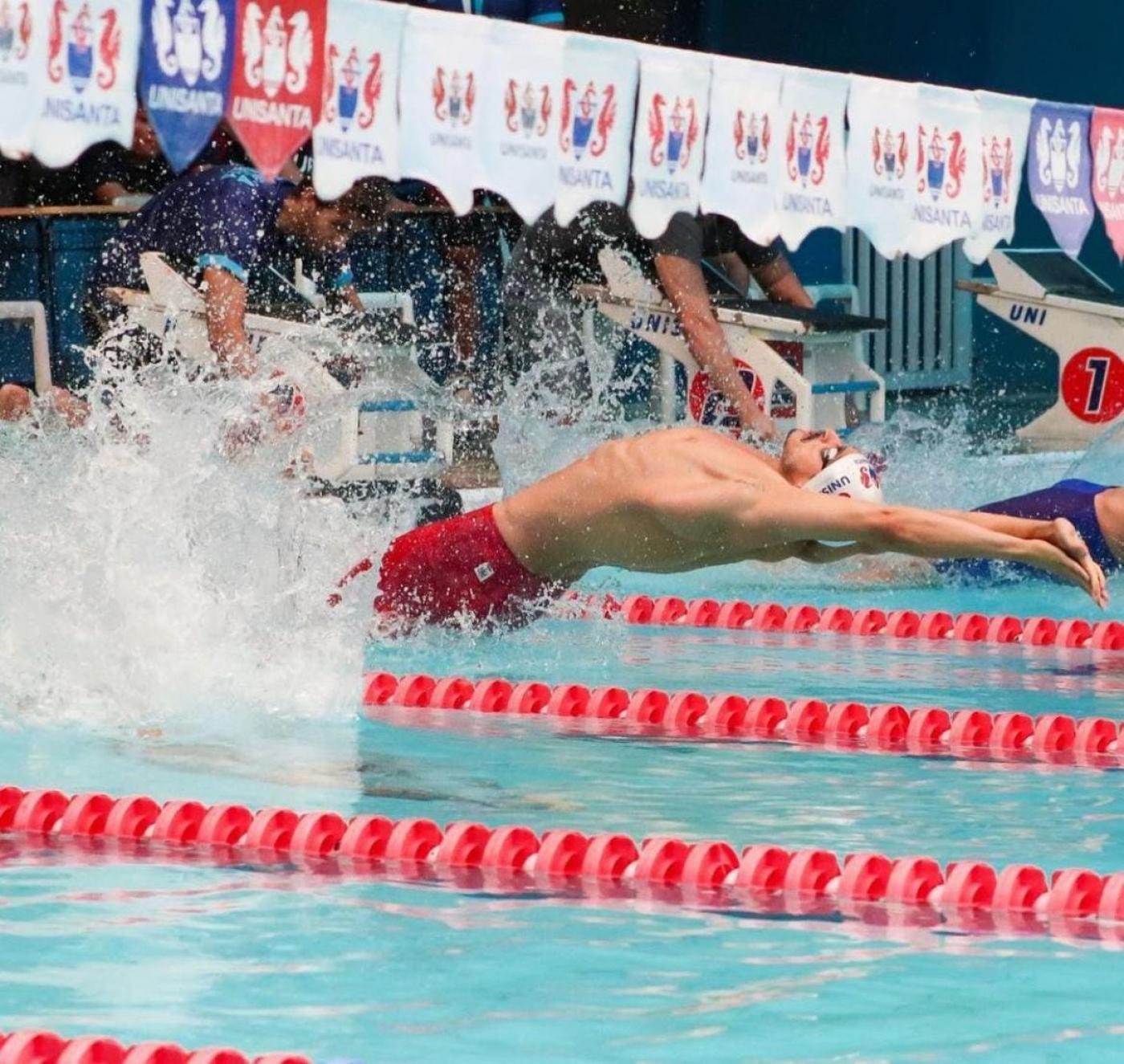 nadador pulando na piscina #paratodosverem