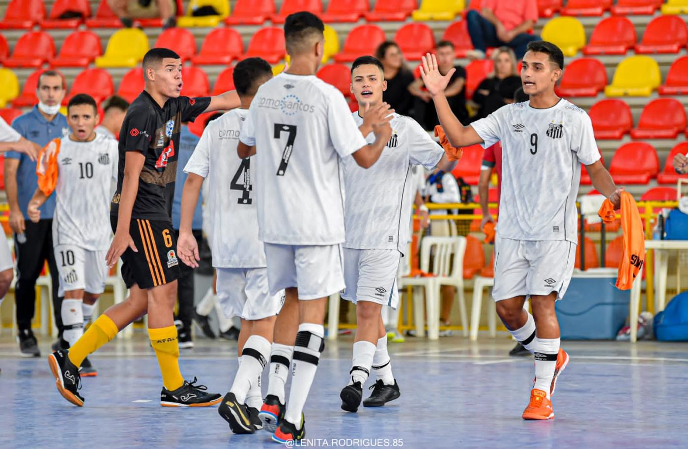 jogadores de futsal se cumprimentam em quadra #paratodosverem