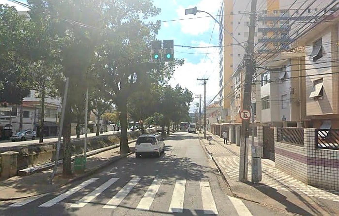 avenida com canal ao lado e carro estacionado #paratodosverem