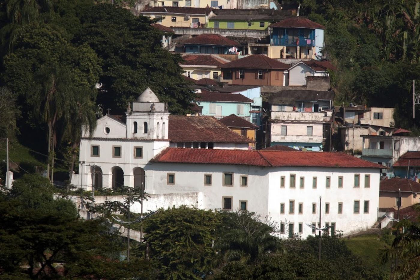 imagém área aparece museu cercado de verde do morro e casas acima #paratodosverem