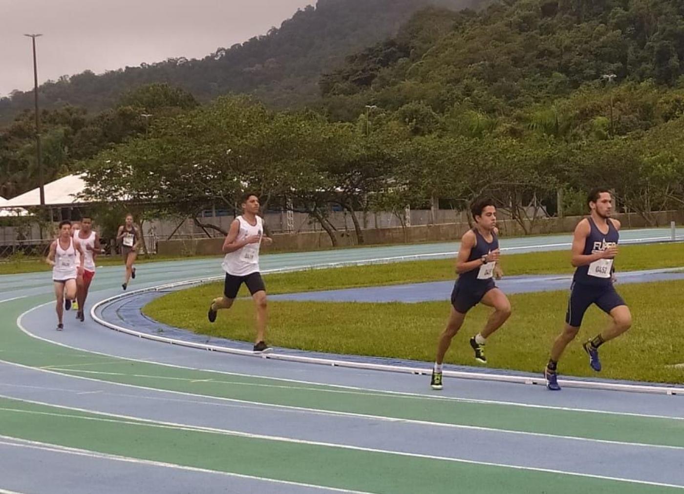 atletas correndo em pista #paratodosverem