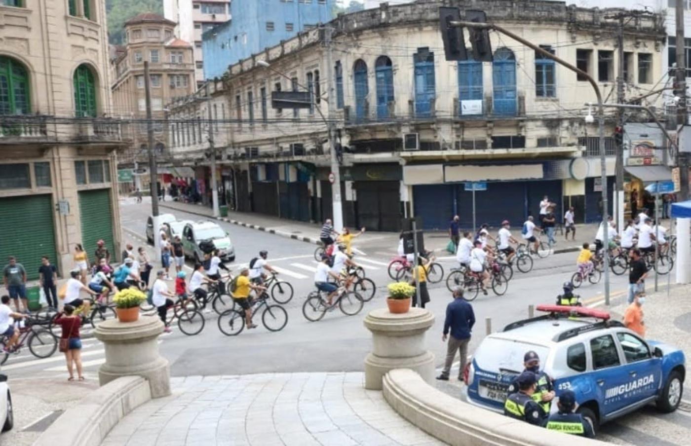 ciclistas andando em rua do centro #paratodosverem