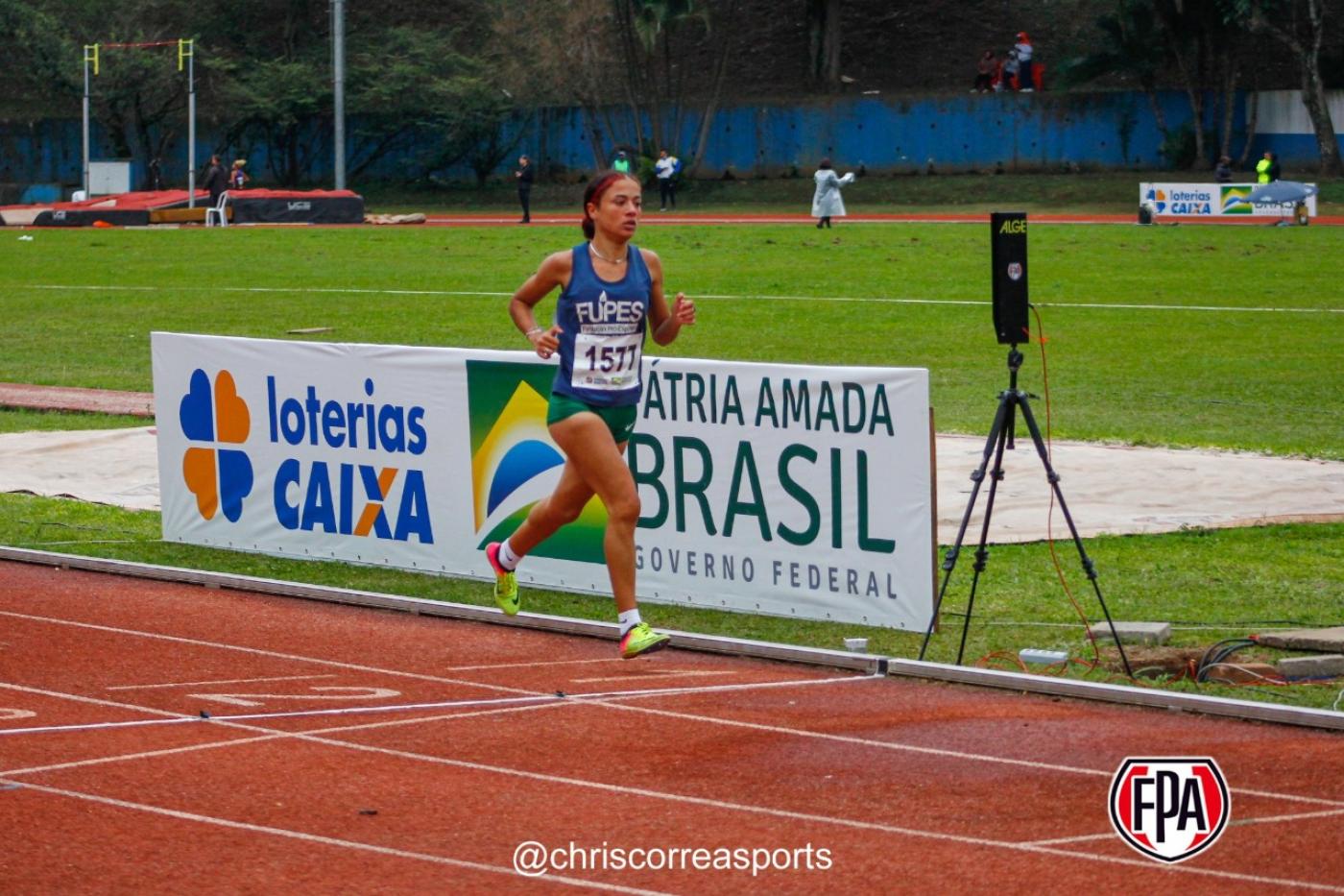 atleta correndo em pista de atletismo #paratodosverem