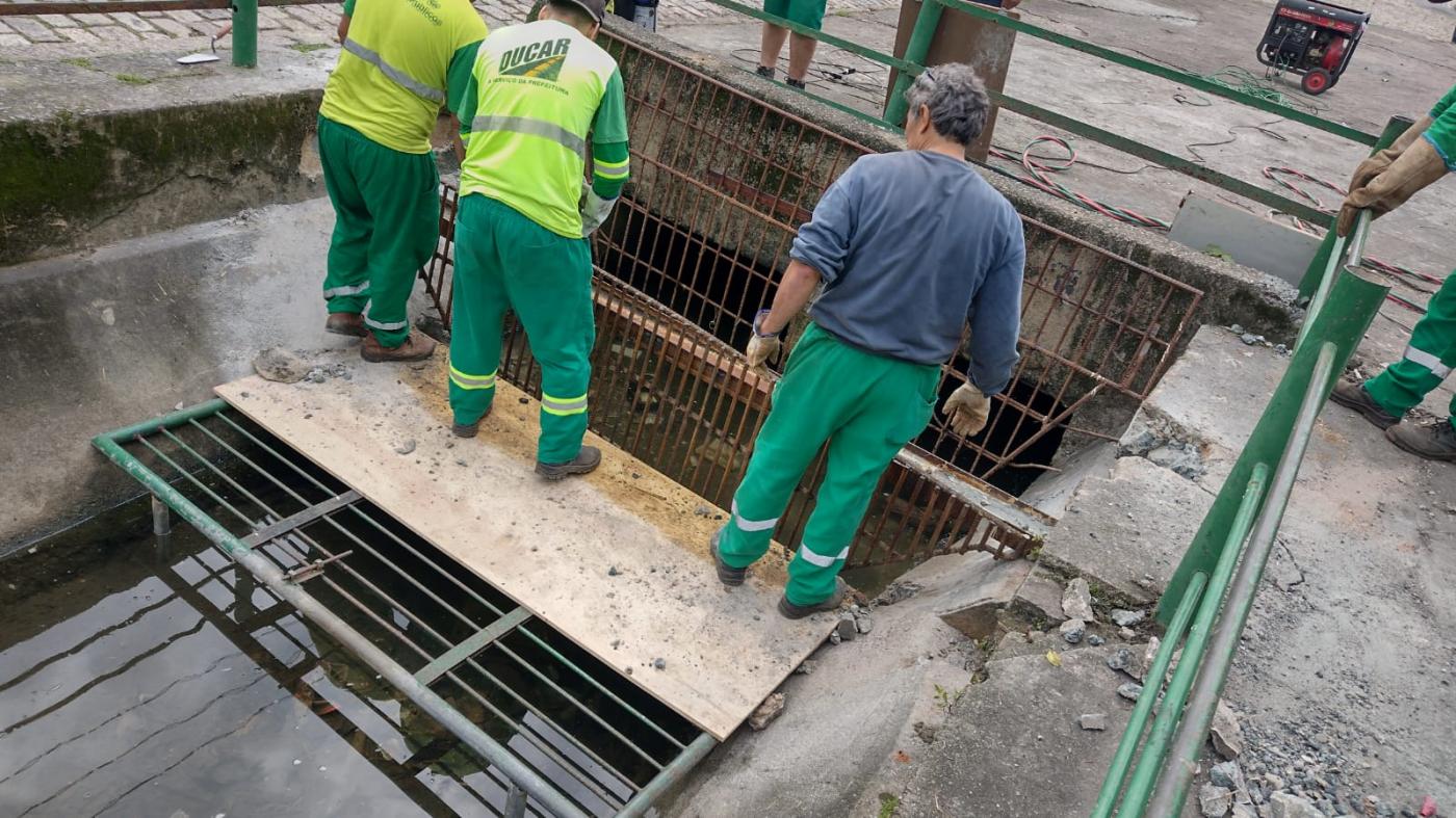 homens em estrutura no canal realizam serviço #paratodosverem