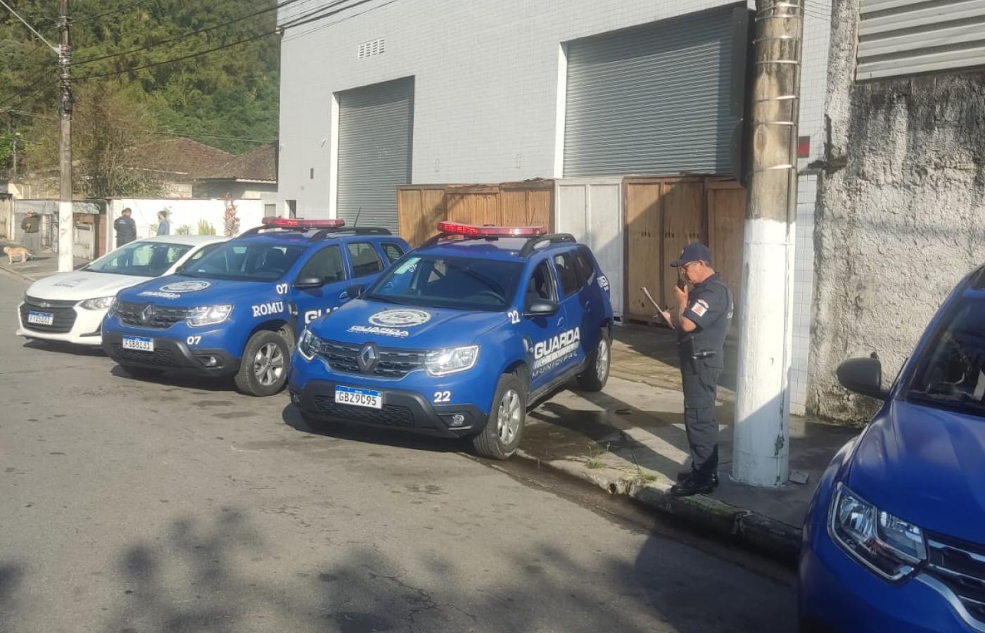 viaturas da guarda em frente a estabelecimento #paratodosverem