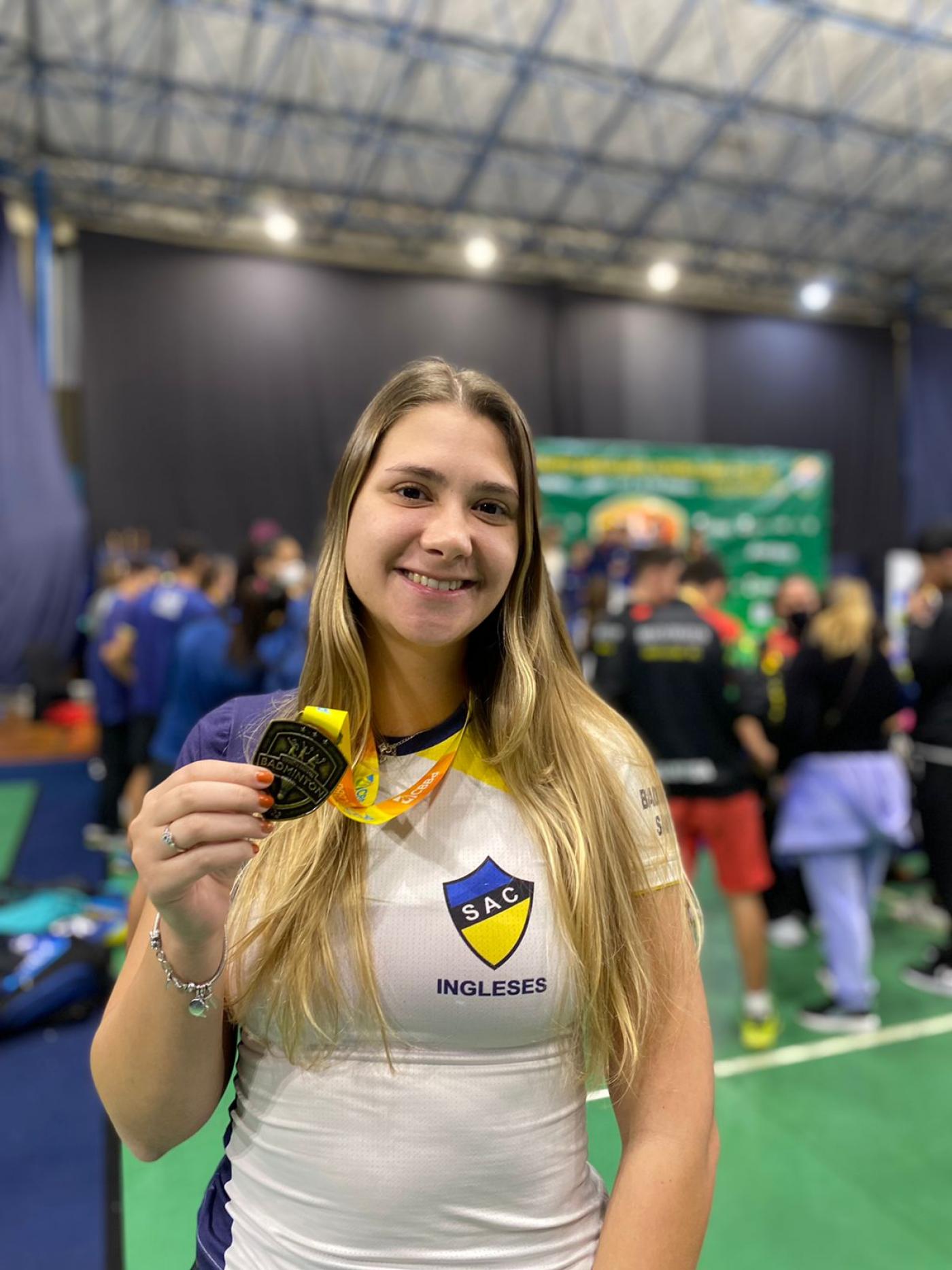 Atleta exibe medalha #paratodosverem