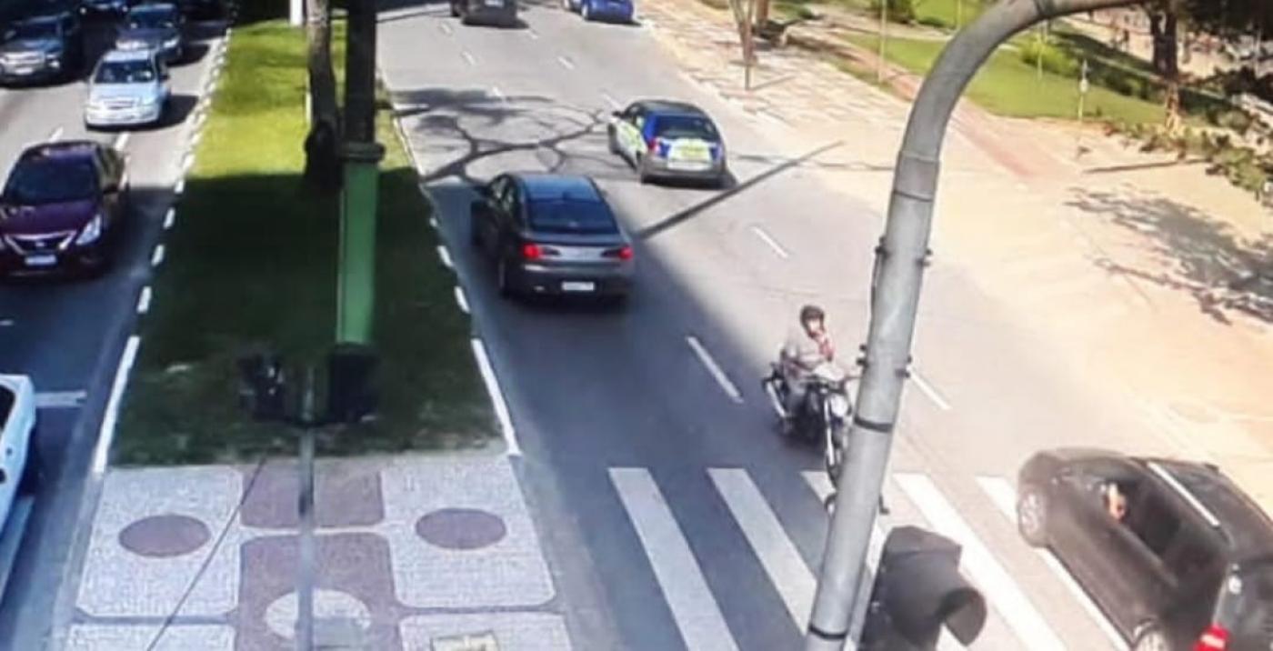 motoclista anda na contramão em avenida #paratodosverem
