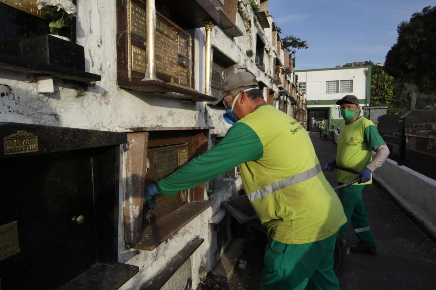 funcionário fazendo fechamento da campa em cemitério #paratodosverem