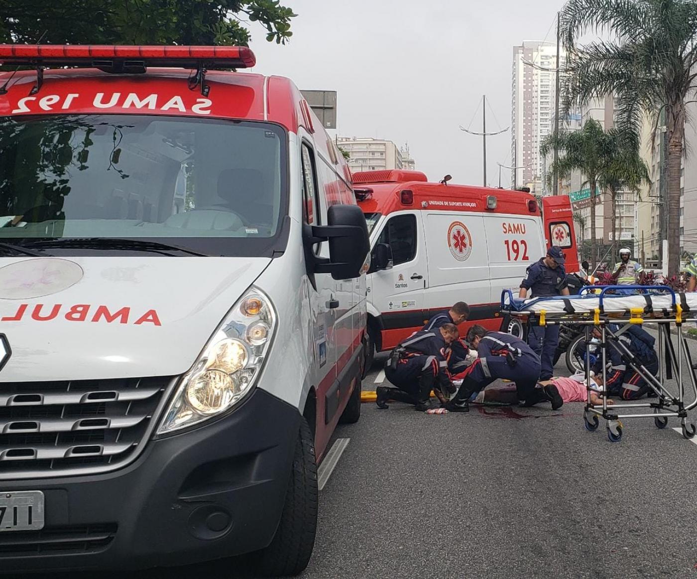 ambulancias na rua e equipe faz atendimento #paratodosverem