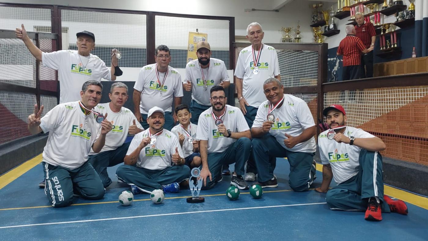 atletas da bocha exibem medalhas #paratodosverem