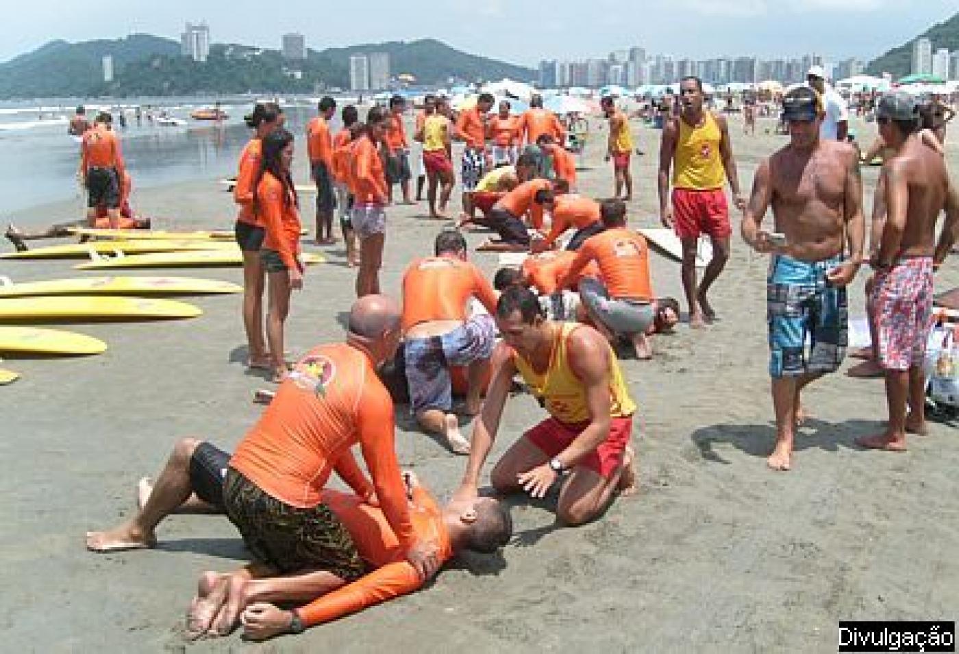 surfistas na praia aprendem noções de primeiros-socorros com bombeiros #paratodosverem