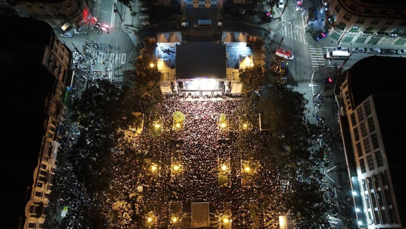 imagem aérea da praça lotada a noite #paratodosverem