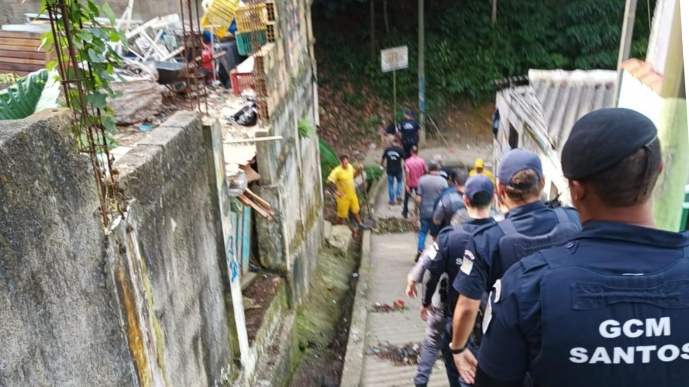 guardas descem escada ao lado do ferro-velho #paratodosverem