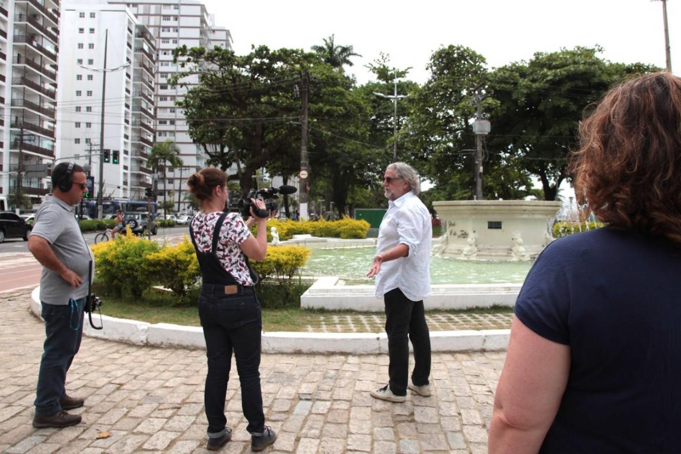 cinegrafista faz imagem na praça #paratodosverem