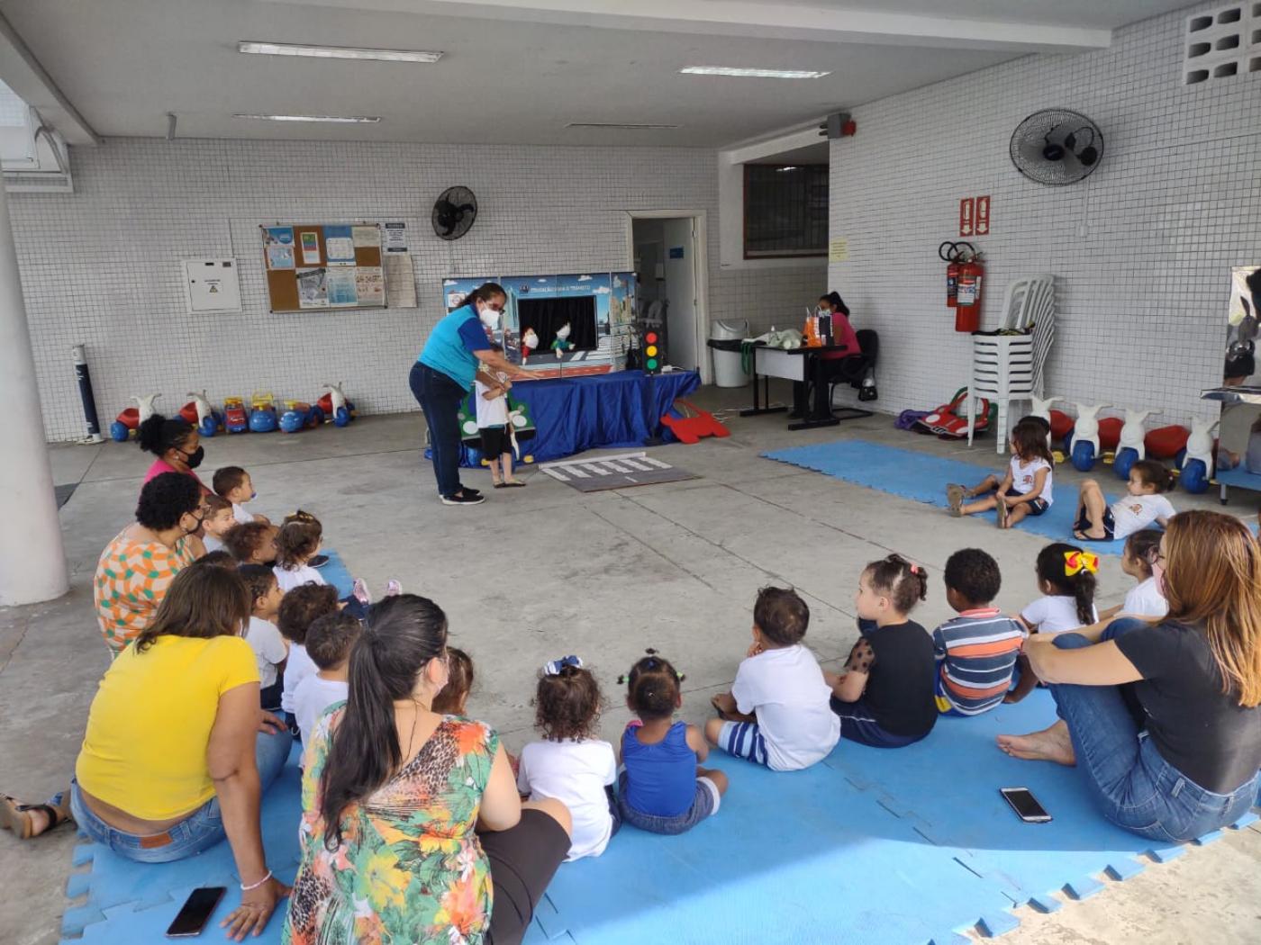 crianças sentadas acompanham teatro de fantoche #paratodosverem