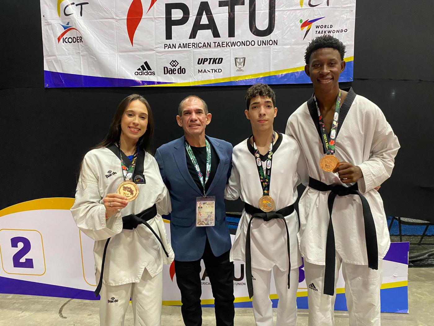 atletas e técnico com medalhas #paratodosverem