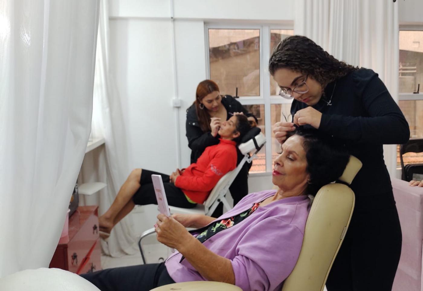 mulheres recebem serviços de beleza #paratodosverem