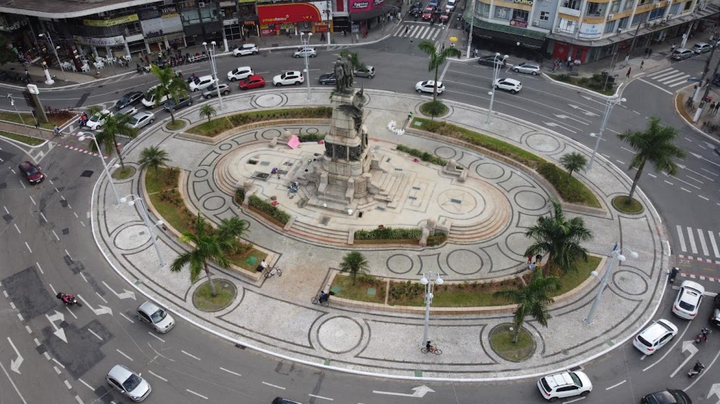 imagem aérea da praça com via ao redor e carros circulando #paratodosverem